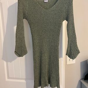 Green ling sleeve dress